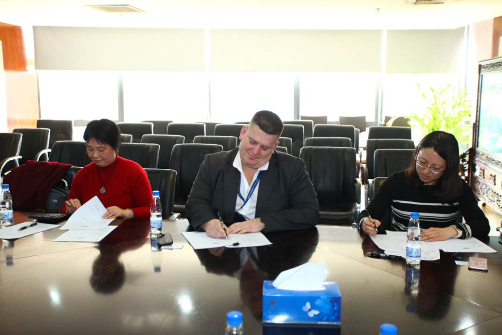 以“感恩”為主題的英語交流會圓滿結束